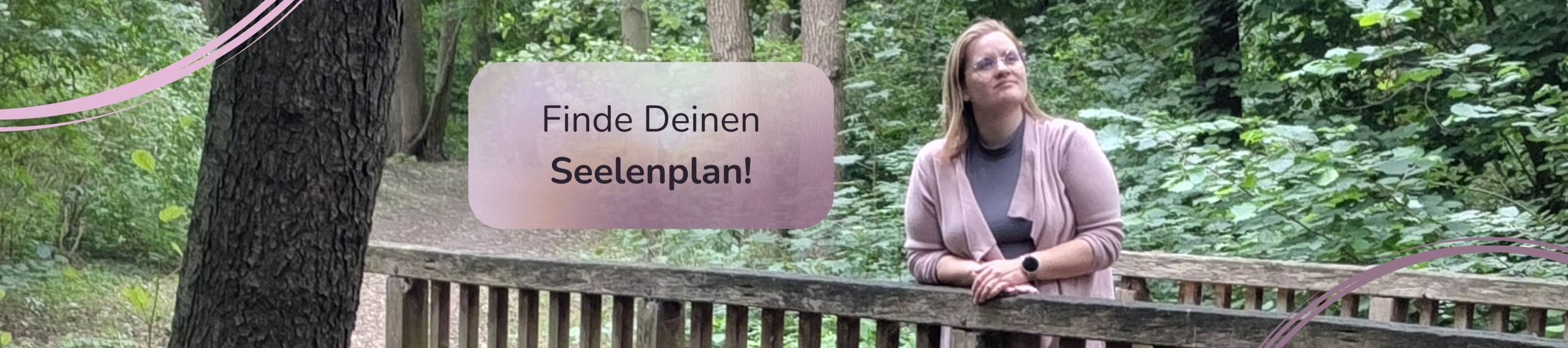 Cover Bild: Frau steht im Wald auf einer Brücke des Baches: finde deinen Seelenplan