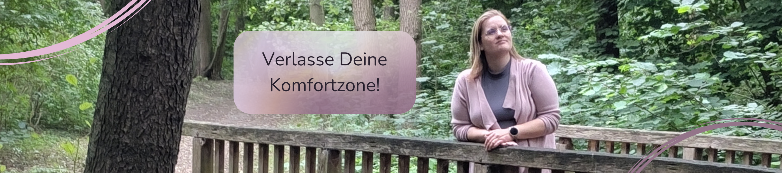 Cover Bild: Frau steht im Wald auf einer Brücke des Baches: Verlasse deine Komfortzone